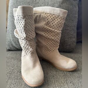 EUC TOMS Women Suede Boots Low Heel Taupe Size 8